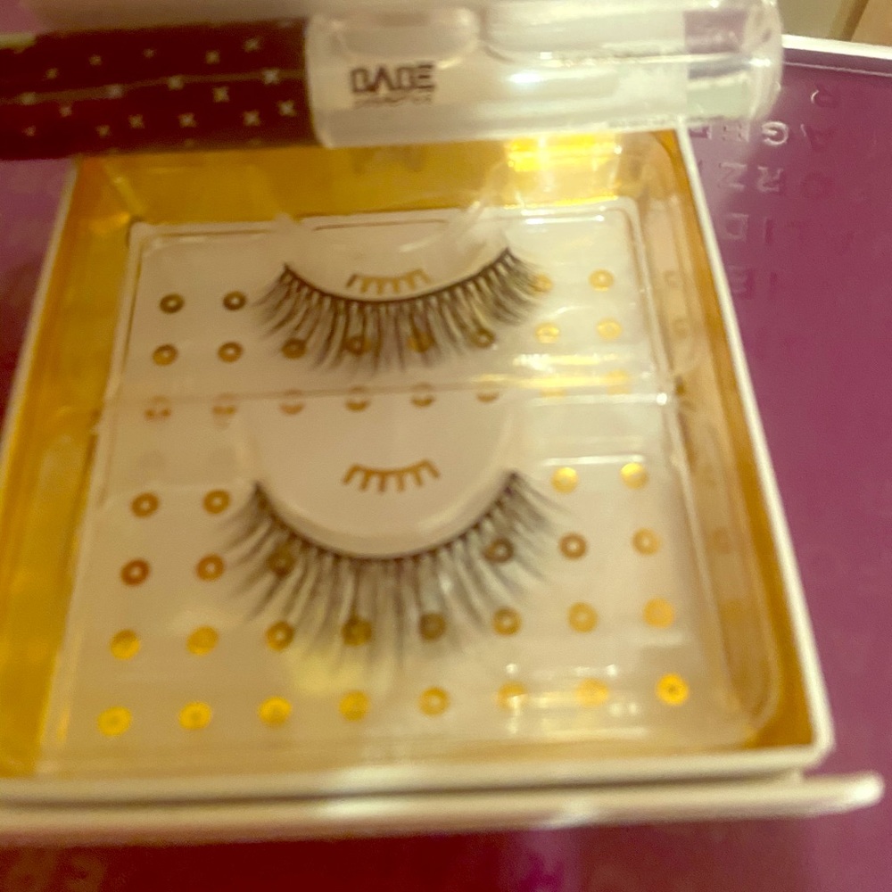 Lashes with lash glue